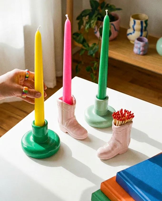 Ceramic boot match holder with striker - pink